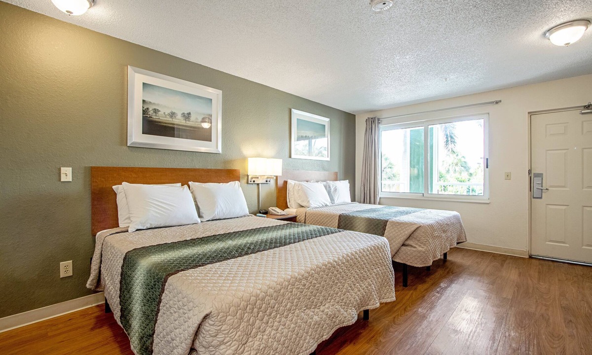 Eiber Hotel | HomeTowne Studios by Red Roof Denver - Lakewood West