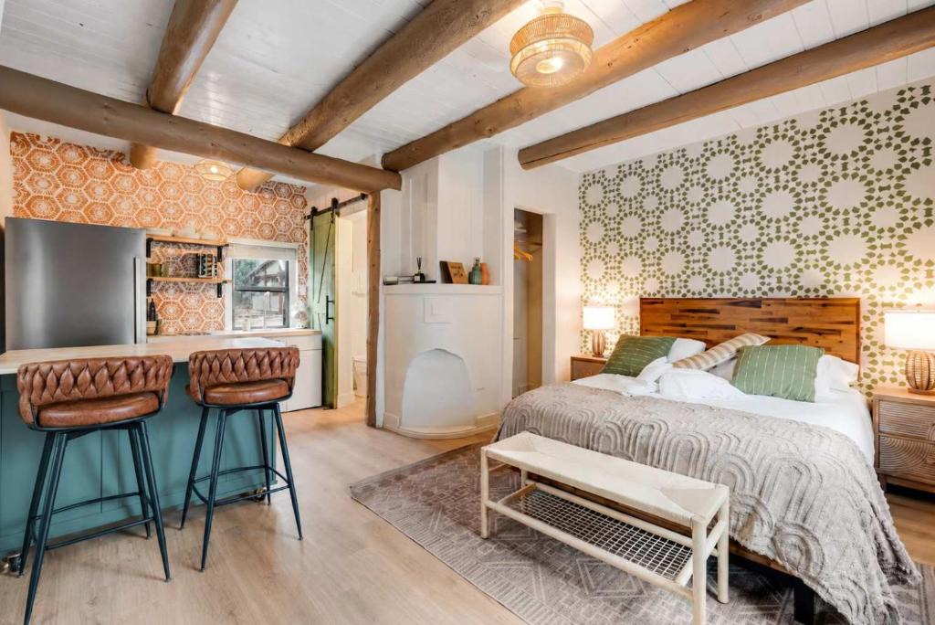 Manitou Springs Apartment | Homey Studio in Manitou Springs Walk Downtown