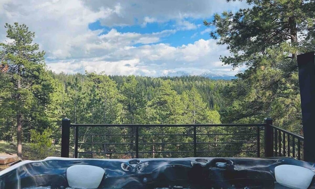Woodland Park House | HOT TUB ~ 31 Acres ~Bring ATVs/Border Nat'l Forest