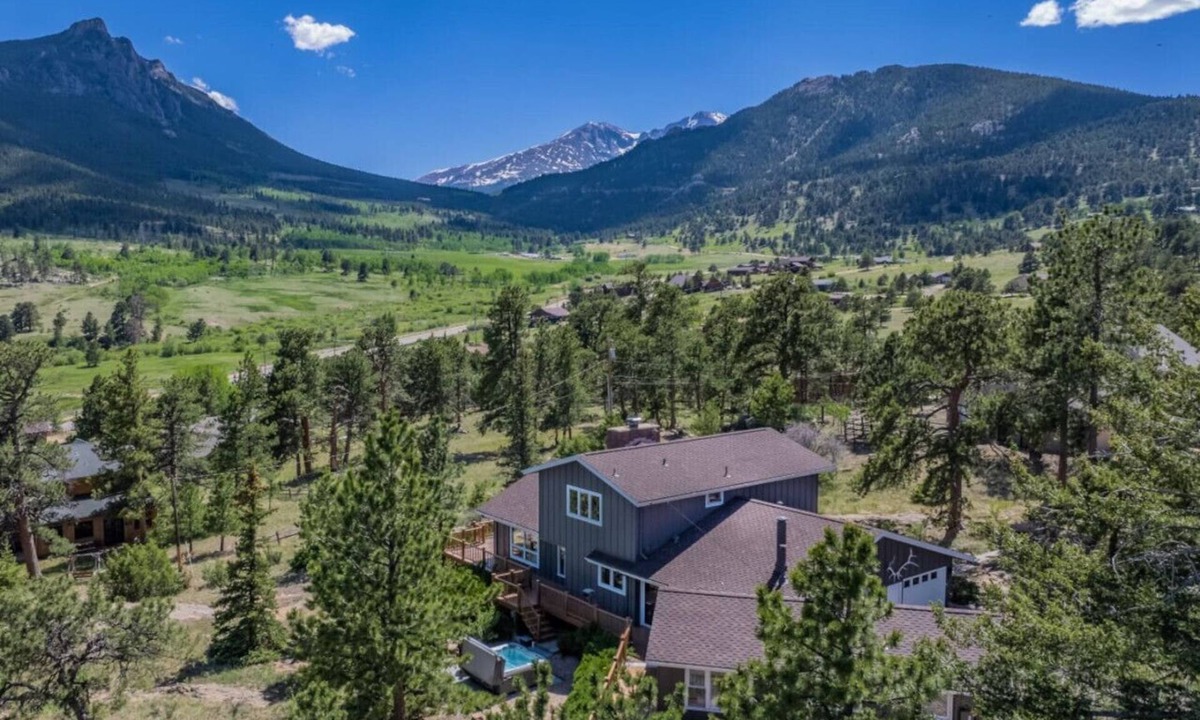 Carriage Hills House | Hot Tub, Big Views & Rare 12-Guest Home