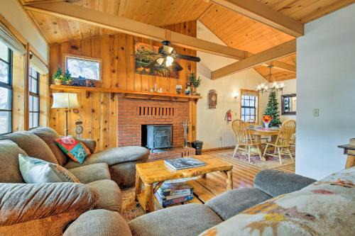 Big Bear House | Hot Tub & Deck: Big Bear Gem Near Resorts!
