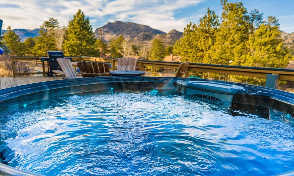Estes Park House | Hot Tub, Fireplace & Deck Near National Park