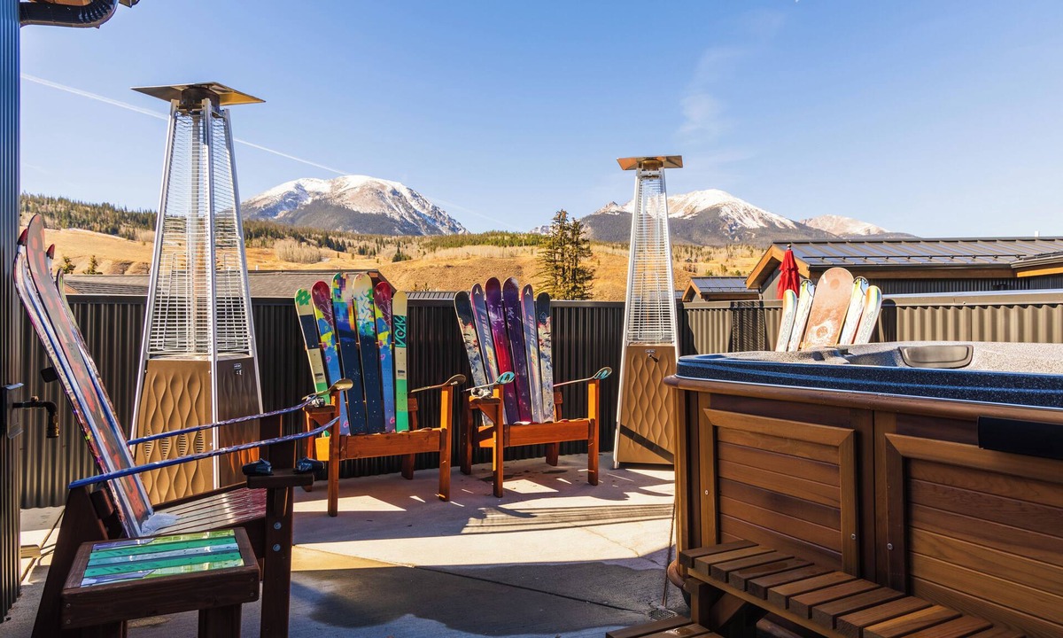 Silverthorne House | Hot Tub on Rooftop Deck - Mountain/River Views - Gym - EV Charger - 3 Kings