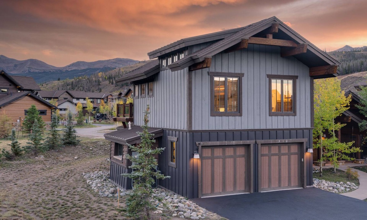 Fairmount On The River House | Hot Tub + Views + Ski Shuttle - Blue Skies at the Shores
