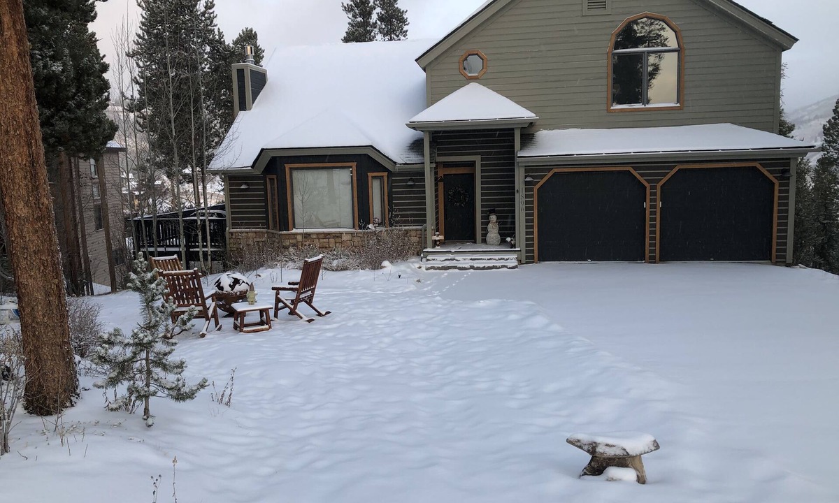 Three Peaks House | House 5 bedrooms, private hot tub, near ski areas, fire pit, views, max comfort!