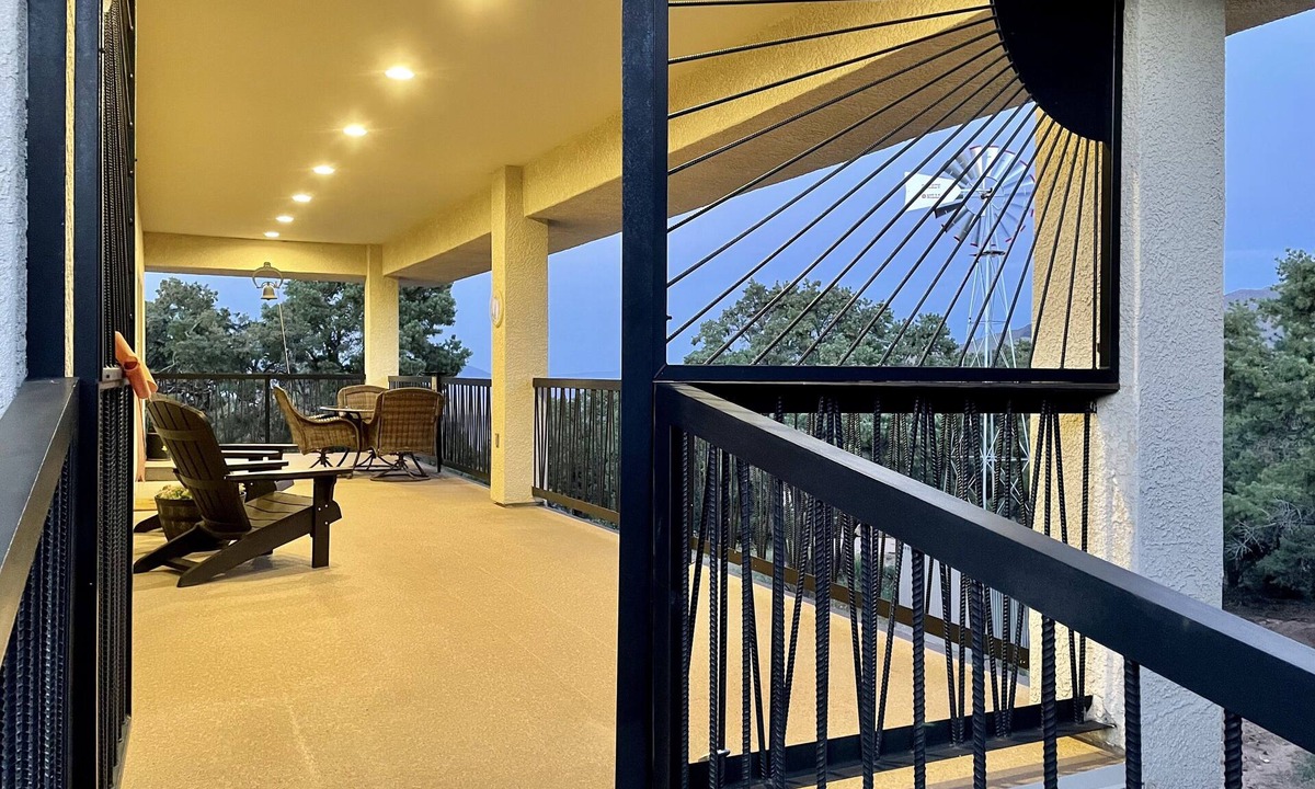 Kingman House | House in the trees, 5 miles from Interstate 40, wild life, amazing views