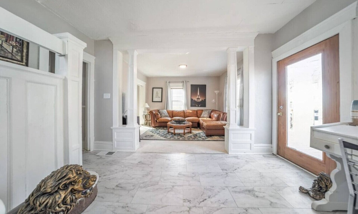 Akron House | HUGE 5 Bed, 2 Bath Central Akron Group House