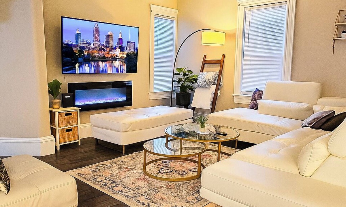 Cleveland House | Huge Cleveland Getaway! Jacuzzi, Pool Table, & Game Room. 5 Bed Home, Sleeps 15