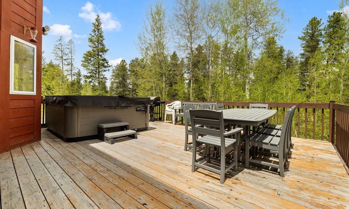 Fraser House | Huge, Family Friendly, 6BR Retreat! Sleeps 16! All King Beds. Hot Tub and Sauna!