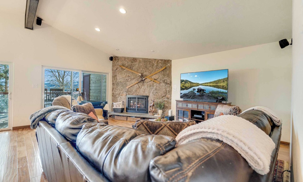 Dillon Condo | Hygge Haus - 2BD Lake View & Pet Friendly Retreat