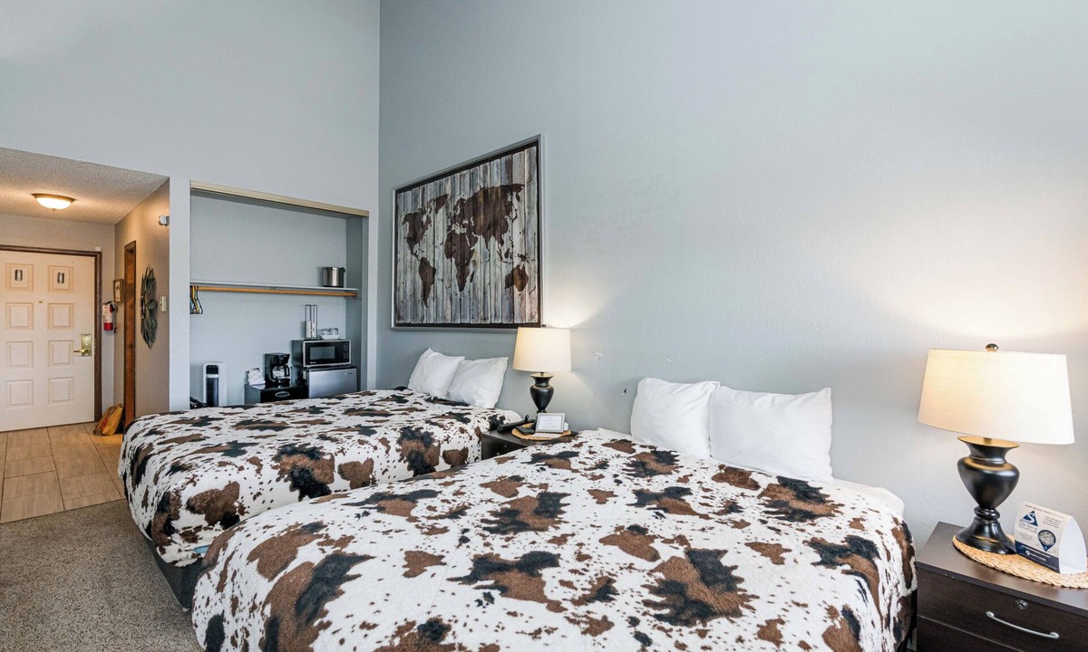 Granby Hotel | Ideal lodge room 2 queens, private balcony with views