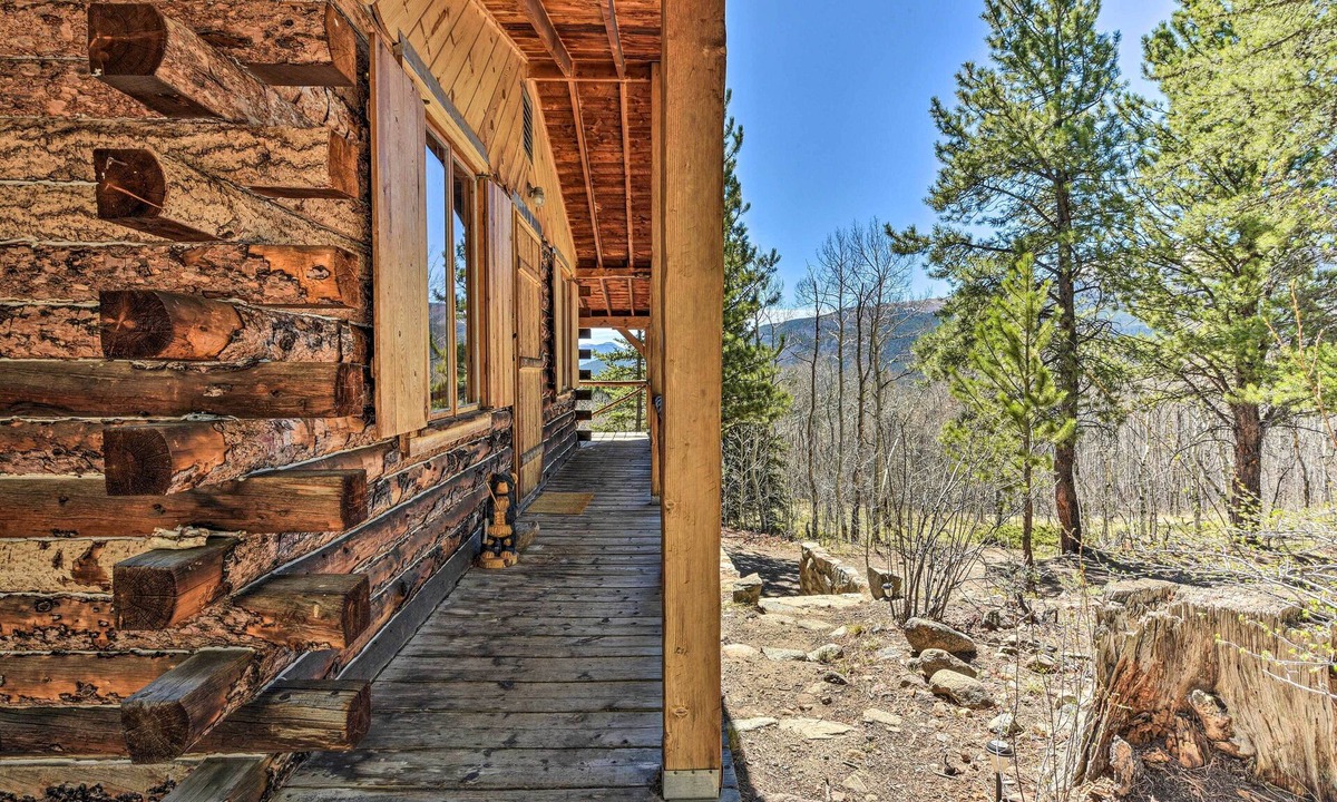 Twin Lakes Cottage | Idyllic Twin Lakes Escape w/Views of the Lakes