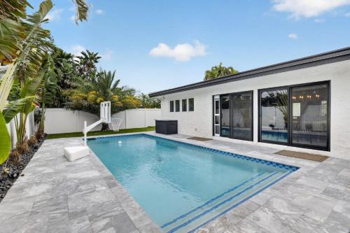 Imperial Point House | Imperial Point Villa with Pool