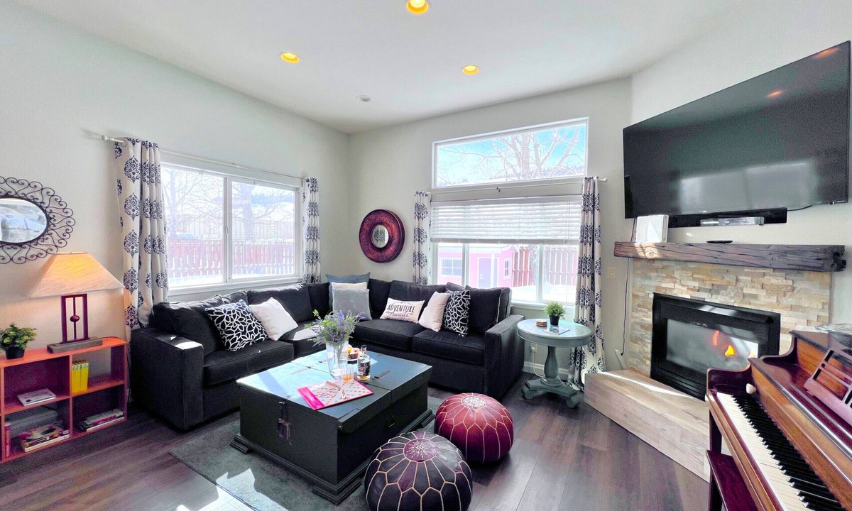 Silverthorne Ski Chalet | In Town, Private Hot Tub, Ski, Hike, Eat, Gather!