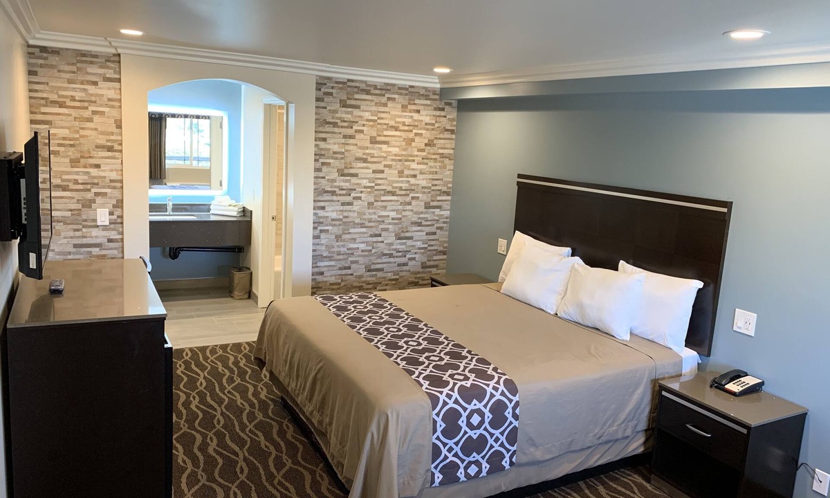 Bassett Hotel | Industry Inn & Suites