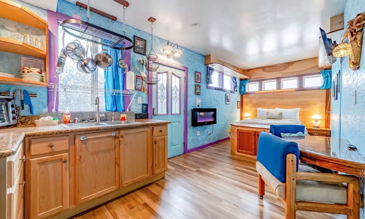 Myrtletown Apartment | Is it an art project or a studio?