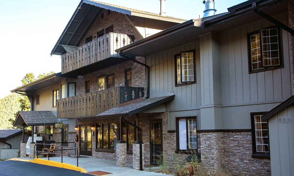 Estes Park Condo | Jetted Tub Suite with River View from Patio