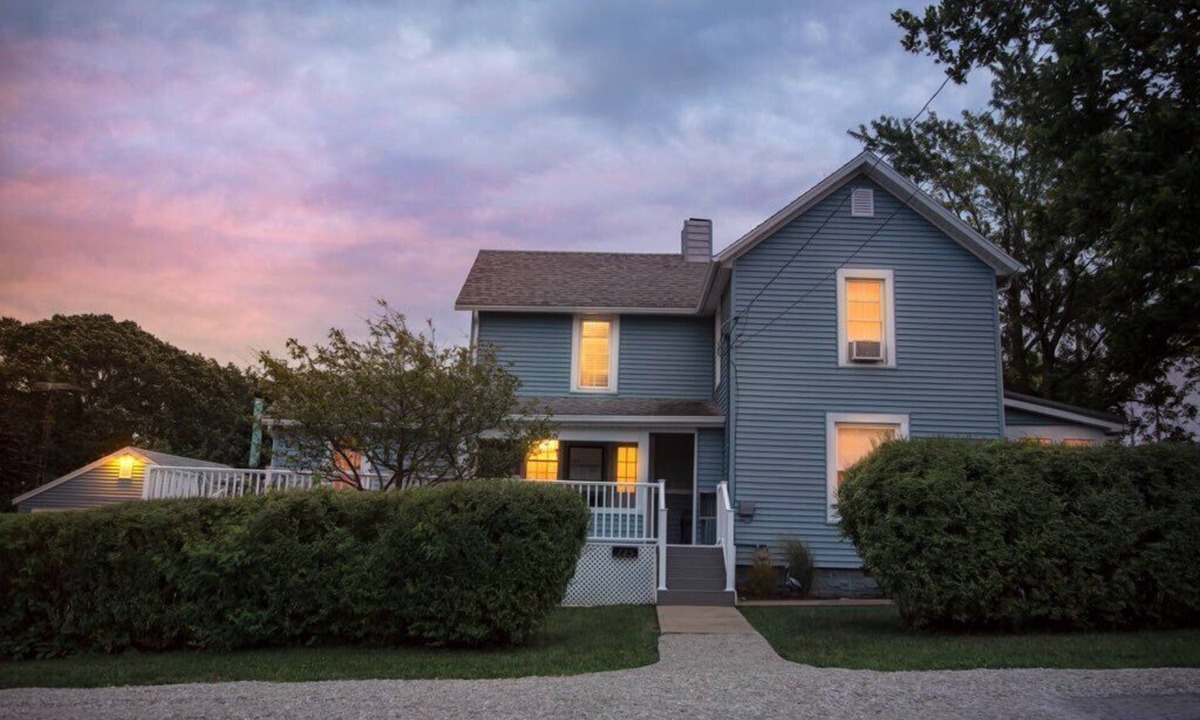 Lakeside House | Just a few blocks from Lake Erie! 4 season home with a cozy cottagey feel.