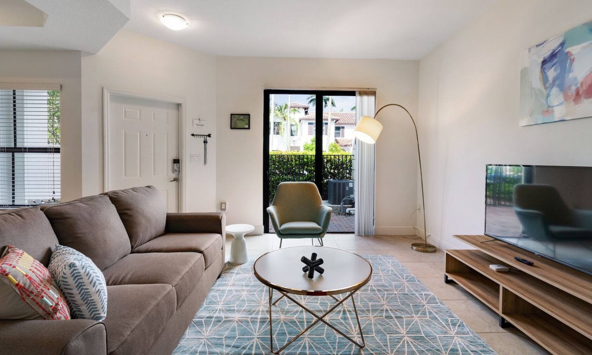 Davie Apartment | Kasa | Catch Some Rays by the Pool | Fort Lauderdale