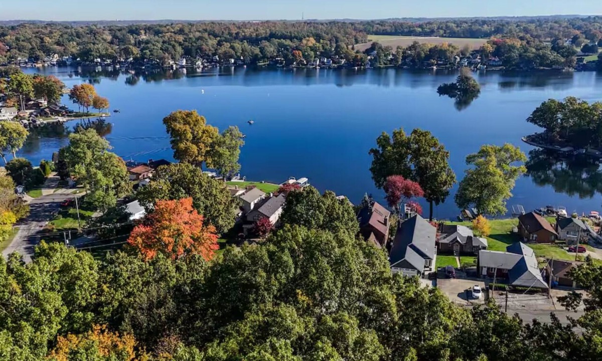 Portage Lakes Cabin | KC's Cozy Cape - Sleeps 8, BBQ, Central AC/Heating, Wi-Fi, Laundry, Free Parking
