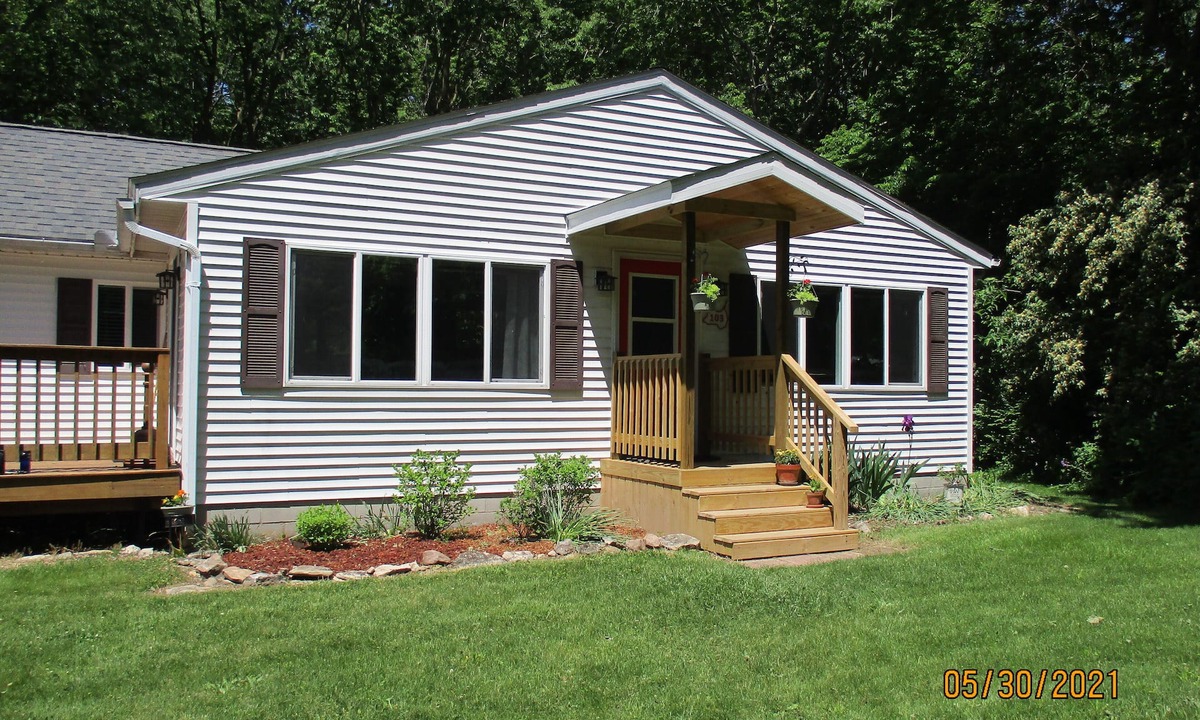 Kelleys Island House | "Kelleys Island Escape" is a short walk from downtown Kelleys Island & sleeps 6.