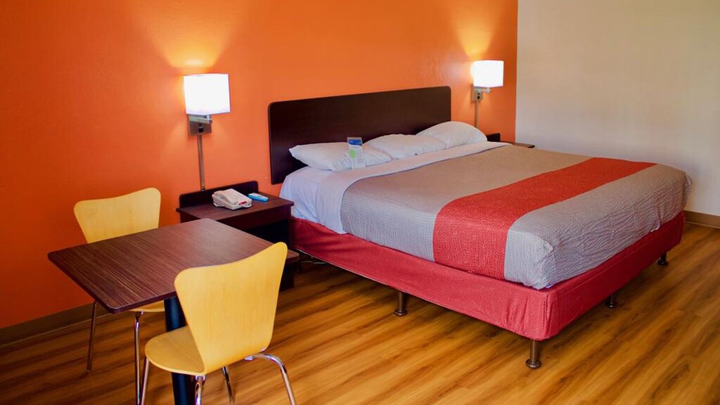 Macedonia Hotel | Key Inn Macedonia - Comfort King Bed Non-Smoking