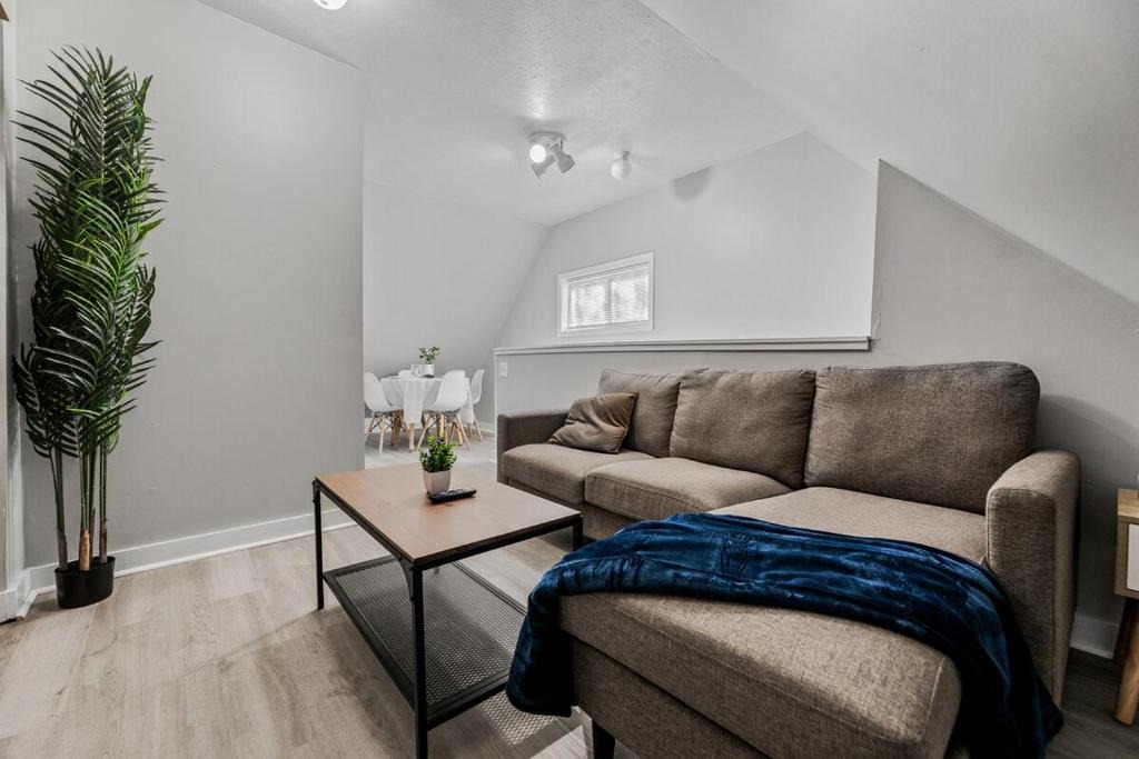 Little Italy Apartment | King Bed 2 TVs Fast Wifi Pet Friendly!