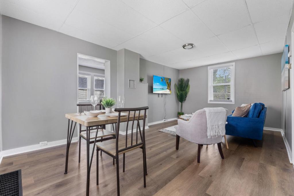 Tremont Apartment | KING Bed Entire House Near DT