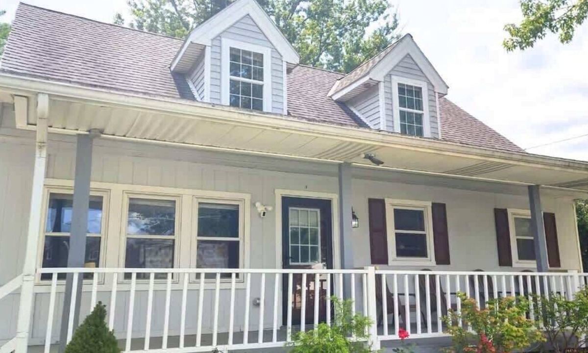 Medina House | King Master Suite - Lots of Parking - An Acre to Roam - Fire Pit!