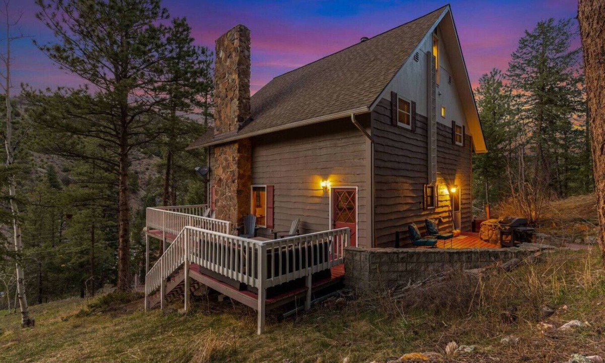 Idaho Springs House | King of the Mountain. Private Hot Tub. Pets allowe
