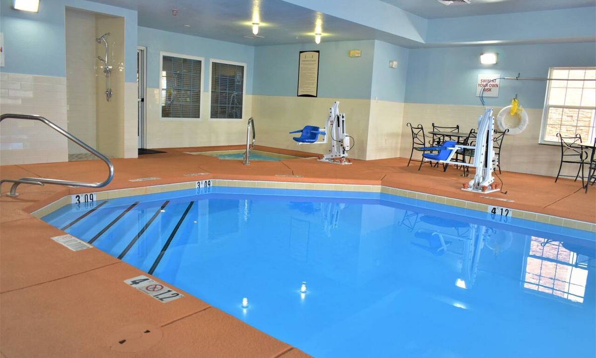 Nor Este Apartment | King Suite | Free Breakfast Buffet! Pool + Hot Tub Access