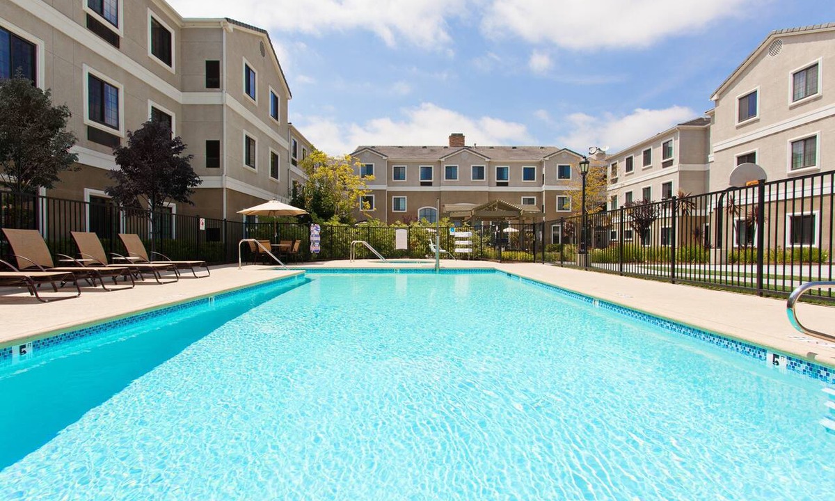 Lake Forest Condo | King Suite | Free Wi-Fi + Breakfast, Pool, Gym.