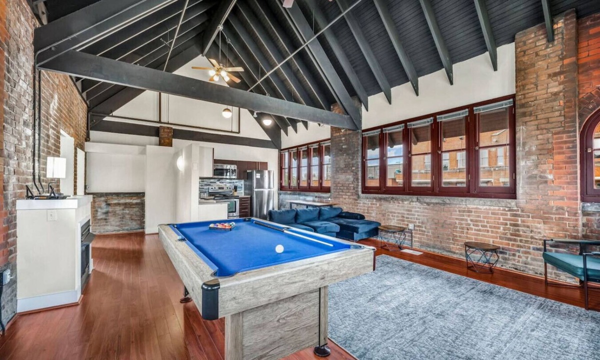 Tremont Apartment | La Casa de Cathedral | W/Pool Table