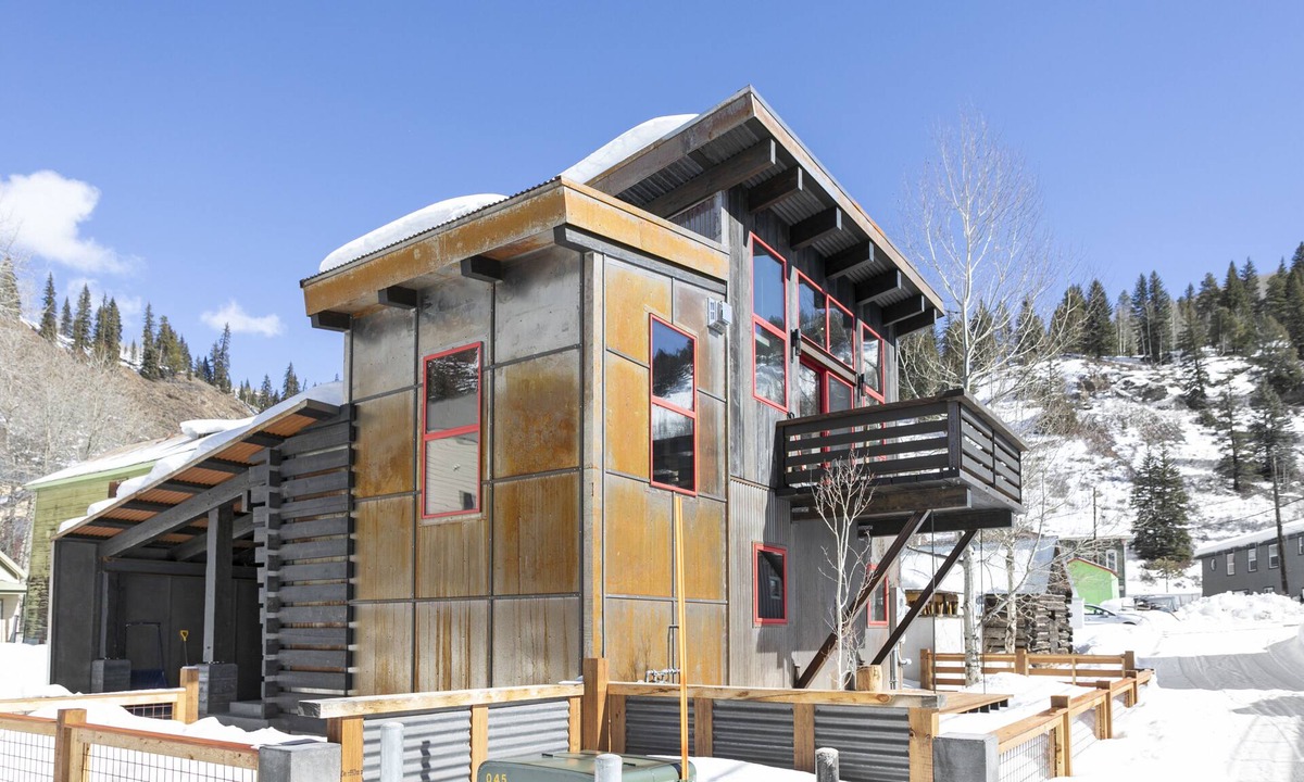 Red Cliff House | La Mina - New Mountain Retro Industrial home with WiFi- long term only