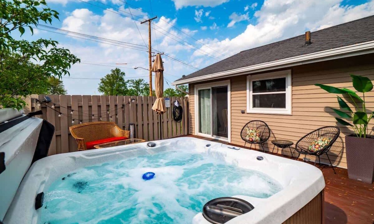 Lorain County House | Lake Cottage Retreat-Hot Tub-Game Room