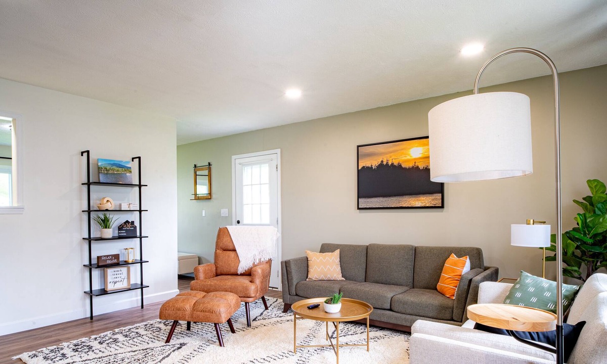 Vermilion House | Lake Erie Breeze | 3BR home base, 30 min to Cedar Point | Island Ferries