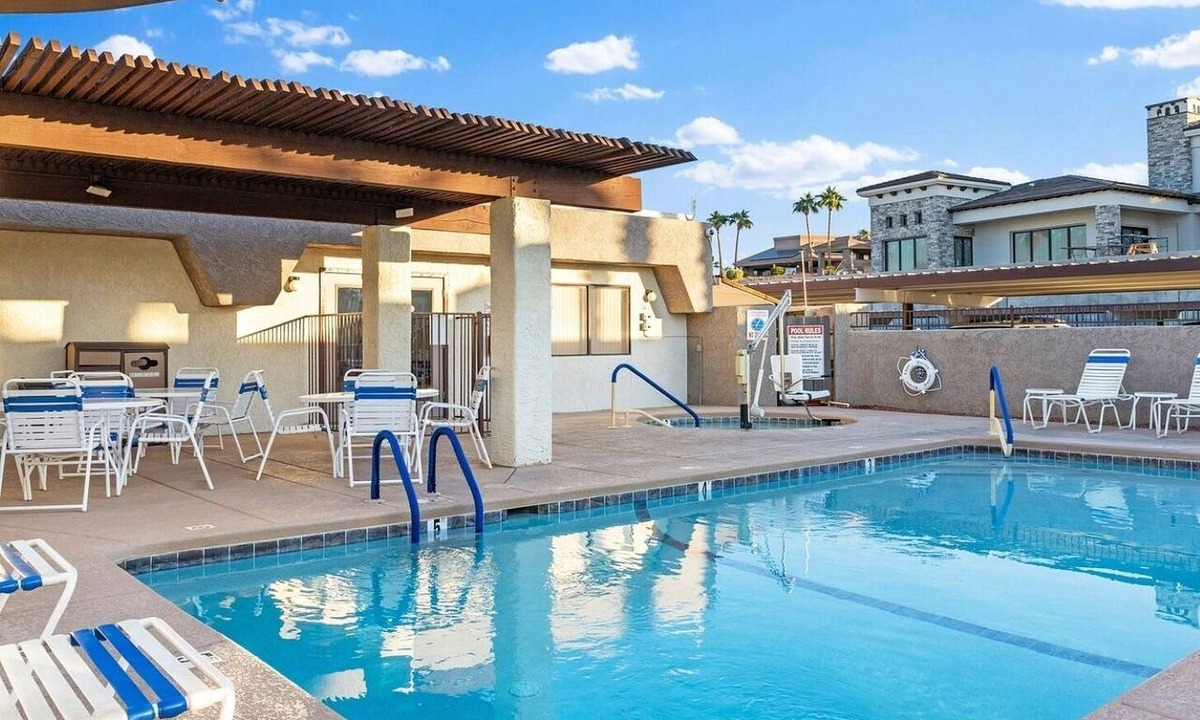 Lake Havasu City Apartment | Lake Havasu City | Couples Lake Retreat | Pool + Hot Tub