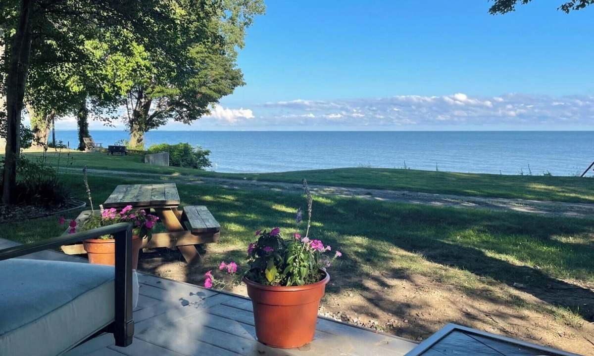 Vermilion House | Lakefront, Beachfront Breezy Cottage
