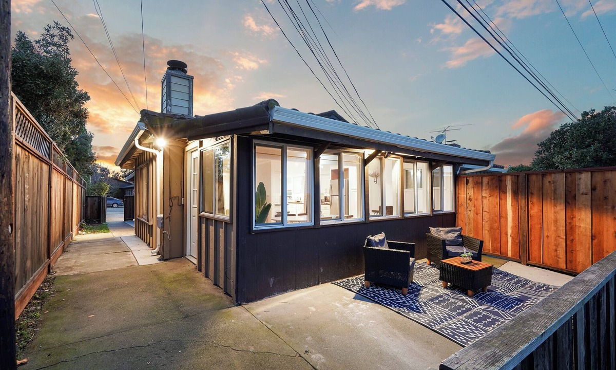 East San Mateo Apartment | LakeFront Lavender House