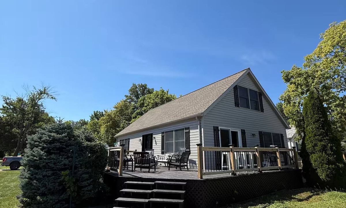 Gypsum Apartment | Lakefront Lodge + Sleeps 12 + Bay Views + Hot Tub