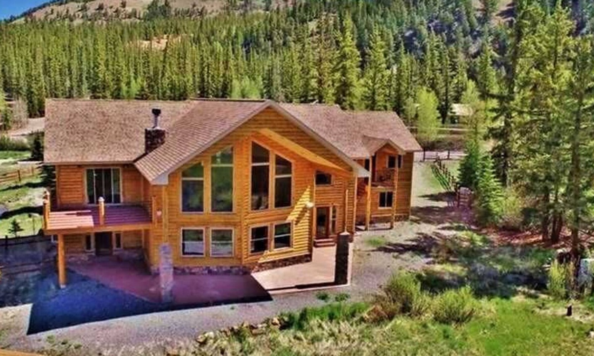 Lake City House | Lakeshore Manor - Picturesque Lakefront House on Beautiful Lake San Cristobal
