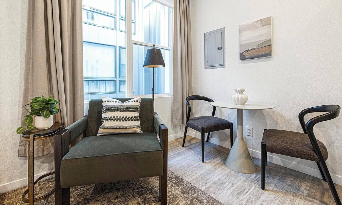 Highland Apartment | Landing | Beautiful Studio, Rooftop Lounge