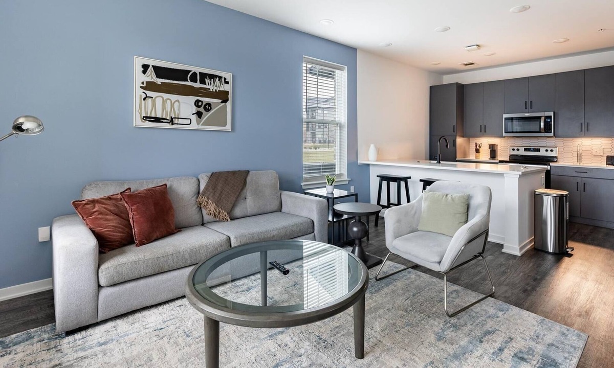 Coraopolis Apartment | Landing | Modern 1BD, Courtyard, Gym