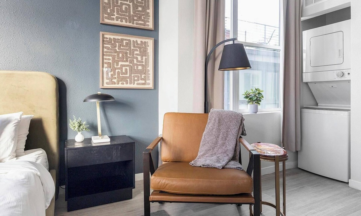 Highland Apartment | Landing | Modern Studio, Rooftop Lounge