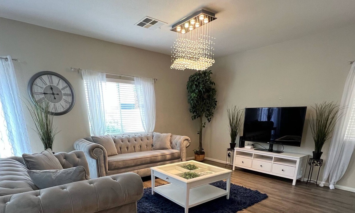 Enterprise House | Large 3 BDRM minutes from Strip/Airport