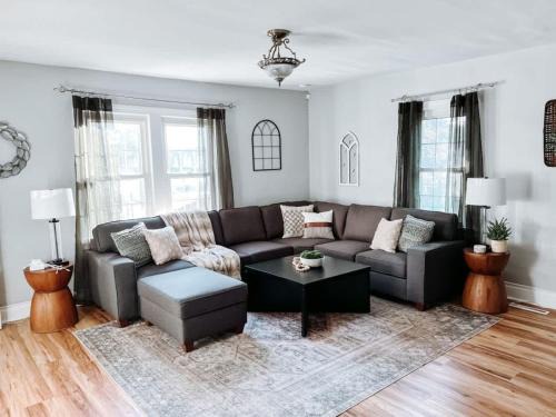 Berea House | Large 4 Bedroom Home Close to Airport and IX Center