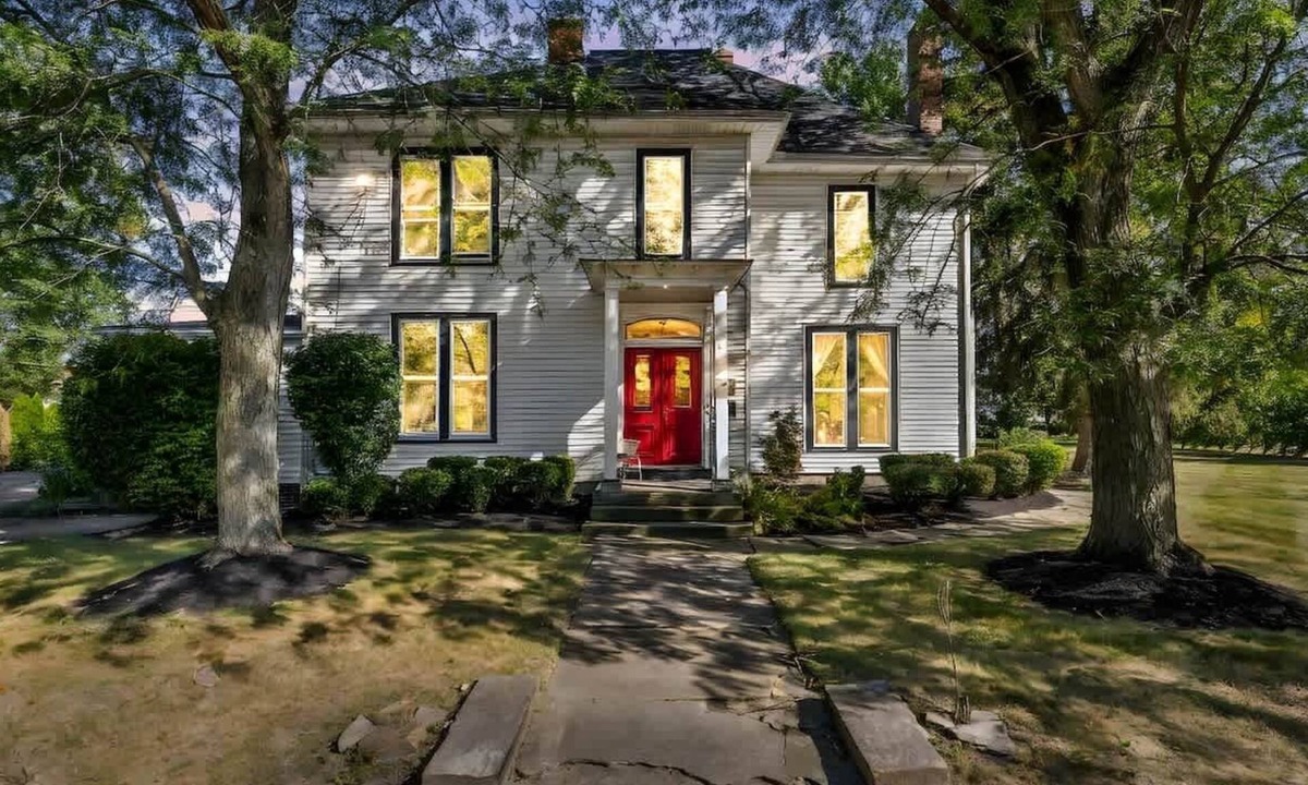 Berea House | Large Historic Mansion Near Cleveland | Sleeps 12