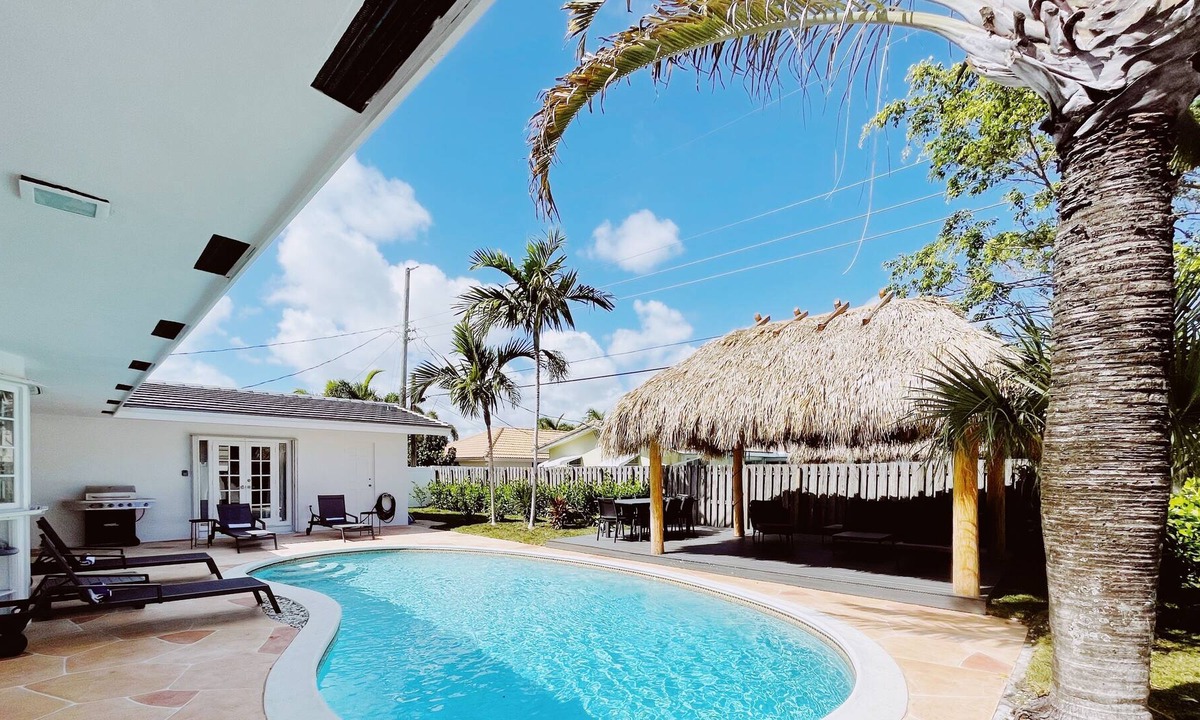 Imperial Point House | Large & Modern 4 BR home w/pool in Fort Lauderdale