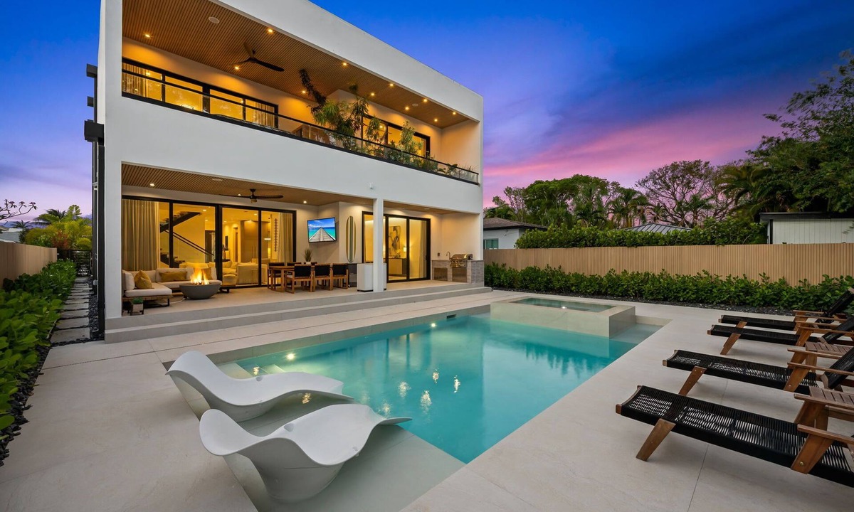 Victoria Park House | Las Olas nights, beach days — right at your door!