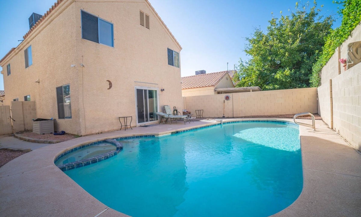 Las Vegas House | Las Vegas Oasis with Sparkling Pool by RedAwning